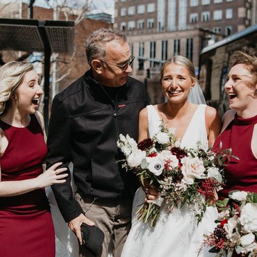 Pengantin Wanita Ini Kaget Tom Hanks Muncul di Foto Pernikahannya