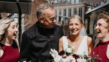 img-title Pengantin Wanita Ini Kaget Tom Hanks Muncul di Foto Pernikahannya