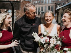 Pengantin Wanita Ini Kaget Tom Hanks Muncul di Foto Pernikahannya