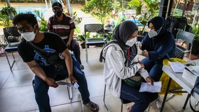 Rangkuman Covid: Ahli Minta PPKM Setop, Pintu Orang Asing ke RI Tambah
