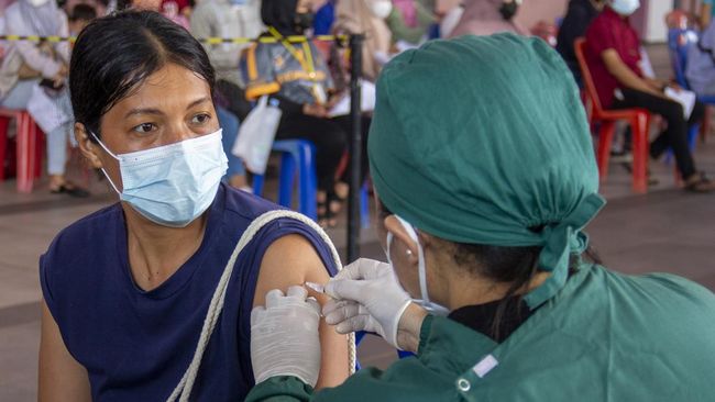 Anggota Komisi V DPR RI dari Fraksi Demokrat Irwan menilai pemerintah terburu-buru mewacanakan vaksin booster sebagai syarat perjalanan dan masuk mal.