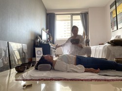 Mengintip Healing dengan Singing Bowl ala Pawang Hujan Mandalika