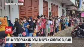 VIDEO: Warga Serbu Minyak Goreng Curah, Drama Antrean Belum Berakhir