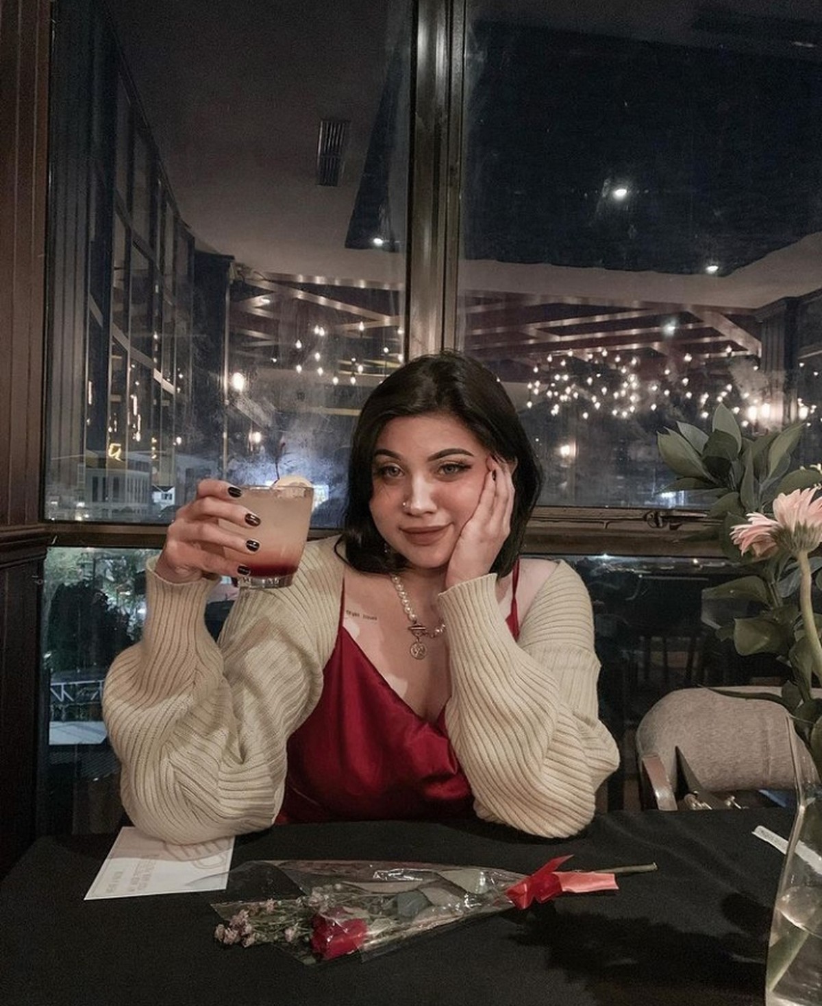 10 Gaya Kece Dea Onlyfans Saat Minum di Bar hingga Makan Mie Ayam