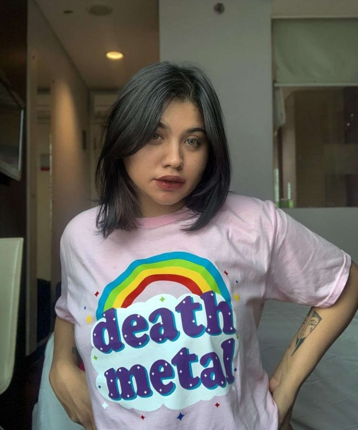 10 Gaya Kece Dea Onlyfans Saat Minum di Bar hingga Makan Mie Ayam