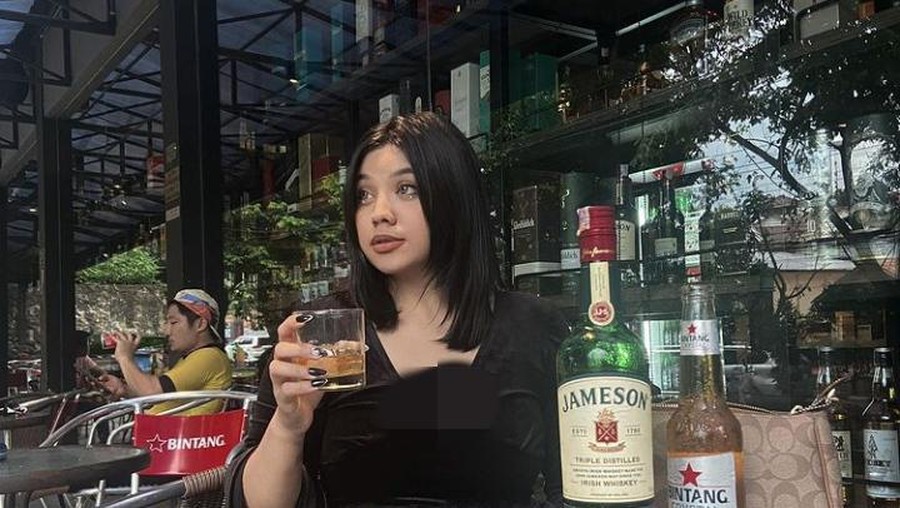 10 Gaya Kece Dea Onlyfans Saat Minum di Bar hingga Makan Mie Ayam