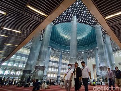 Melihat Persiapan Salat Tarawih Hari Pertama di Masjid Istiqlal