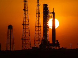 Takjub! NASA Pamer Roket Mega Moon Berlatar Matahari Terbit