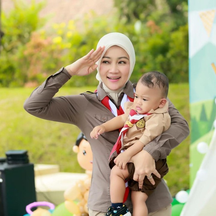 <p>Dalam pernikahannya dengan Ridwan Kamil, wanita kelahiran 48 tahun silam ini melahirkan dua orang anak, yaitu Emmeril Khan Mumtadz dan Camillia Laetitia Azzahra. Lalu pada 2020, Atalia dan suami memutuskan mengangkat anak yang diberi nama Arkana Aidan Misbach. (Foto: Instagram @ataliapr)</p>
