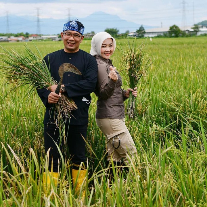 <p>Istri Gubernur Ridwal Kamil ini memang cukup terkenal karena kerap muncul di media sosial. Yang menarik, ia memiliki panggilan kesayangan dari sang suami, yakni 'Si Cinta'. (Foto: Instagram @ataliapr)<br /><br /><br /></p>