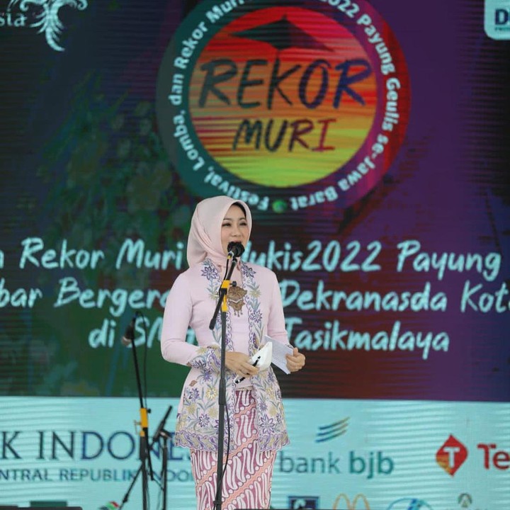 <p>Atalia menjadi sosok dengan beragam prestasi, lho. Dahulu, ia mampu menamatkan gelar masternya dan menjadi lulusan terbaik di Program Magister Ilmu Komunikasi Universitas Pasundan dengan IPK 3,67. (Foto: Instagram @ataliapr)</p>