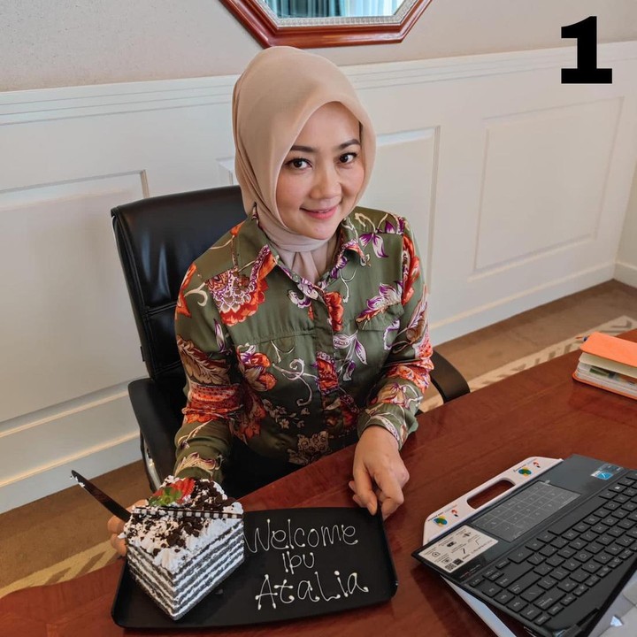 <p>Enggak hanya itu, Atalia juga menjadi seorang penulis. Beberapa waktu yang lalu, ia berhasil merampungkan buku kelima yang dirilis dengan judul Laki-laki Ke-42. Buku ini  mengangkat kisah cintanya bersama Ridwan Kamil sebelum menikah. 'Ini novel pertama saya, genrenya itu romantis keluarga, ini teenlit sebenarnya. Saya sasarannya remaja, agar mau membaca," tutur Atalia Praratya. (Foto: Instagram @ataliapr)</p><p><br /><br /></p>