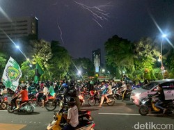 Bonek Konvoi Rayakan Kemenangan Persebaya Atas Bali United