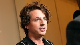 img-title Melancong ke Singapura, Charlie Puth Ungkap Sarapan yang Bikin Bangga