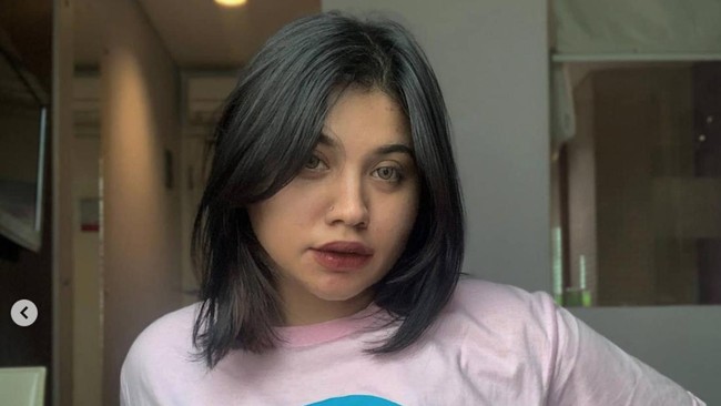Gusti Ayu Dewanti alias Dea OnlyFans divonis 10 bulan penjara terkait tindak pidana terkait kasus pornografi.