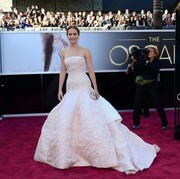 5 Gaun Paling Mahal yang Pernah Tampil di Red Carpet Oscar! Bernilai Miliaran Rupiah Sampai Ada yang Dicuri!