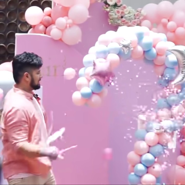 <p>Dekorasi gender reveal anak Irish Bella dan Ammar Zoni juga sangat cantik lho, Bunda. Dekorasi bahkan dihiasi dengan banyaknya balon warna biru muda dan pink. (Foto: YouTube Aish TV)</p>