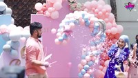 <p>Dekorasi gender reveal anak Irish Bella dan Ammar Zoni juga sangat cantik lho, Bunda. Dekorasi bahkan dihiasi dengan banyaknya balon warna biru muda dan pink. (Foto: YouTube Aish TV)</p>