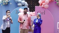 <p>Ya, diketahui sebelum mengandung baby Air, Irish Bella mengalami stillbirth. Putri kembarnya yang berusia 6 bulan meninggal dalam kandungan. Namun, beberapa bulan setelahnya, Irish Bella hamil lagi. Kehamilan keduanya menambah kebahagiaan bagi keluarga kecil Irish Bella. (Foto: YouTube AishTV)<br /><br /></p>