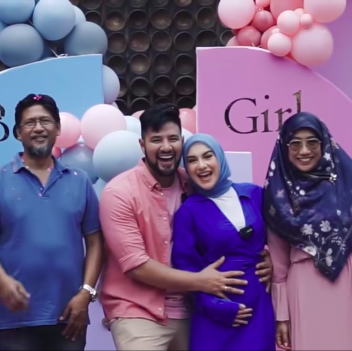 <p>Pada awal tahun 2022, Irish Bella membuat acara gender reveal anak keempatnya. Pesta kali ini dihadiri oleh keluarga dan teman dekat keduanya. Gender reveal anak keempat Irish Bella banyak dihiasi balon dengan warna biru muda dan pink. (Foto: YouTube Aish TV)</p>