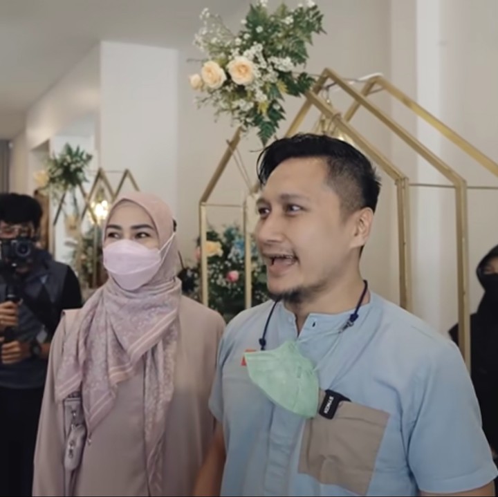 <p>Acara diadakan dengan sangat meriah. Selain dilengkapi dengan hidangan yang lezat, Irish Bella dan Ammar juga mengundang beberapa rekan artis. (Foto: YouTube Aish TV)</p>