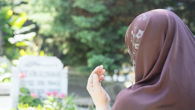 Bacaan Doa dan Tata Cara Ziarah Kubur ke Makam Orang Tua