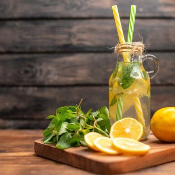 Mengenal Infused Water, Minuman Sehat Menyegarkan yang Bisa Bantu Menurunkan Berat Badan