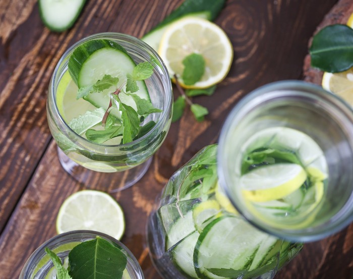 Infused water juga cocok dikonsumsi di pagi hari. Mint, rempah-rempah, dan lemon memiliki sifat pembakar lemak. Bahan-bahan tersebut juga dapat membuat kamu merasa kenyang lebih lama dan membantu mencegah dehidrasi.