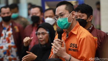 Polisi Buru Harta Indra Kenz yang Disimpan di Luar Negeri