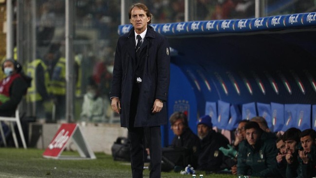 Pelatih Roberto Mancini disebut memilih bertahan di timnas Italia meskipun gagal ke Piala Dunia 2022 di Qatar.