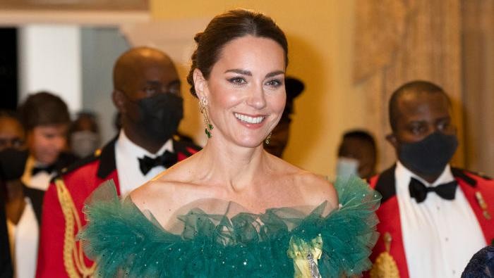 Duh, Aktris Ini Kedapatan Pakai Gaun yang Sama dengan Kate Middleton di Emmy Awads 2022