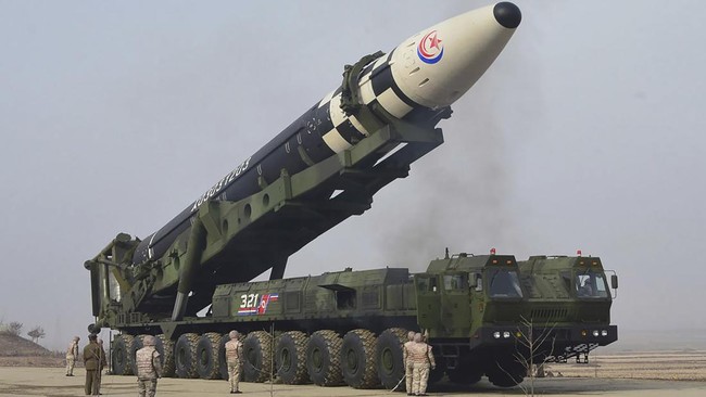 Korea Utara diduga meluncurkan rudal balistik jarak jauh yang mendarat di dalam zona ekonomi eksklusif Jepang pada Sabtu (18/2) sore.