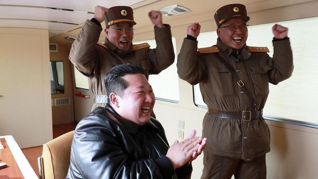 Pemimpin Korea Utara, Kim Jong Un, mendeklarasikan negaranya meraih kemenangan gemilang atas pandemi Covid-19.