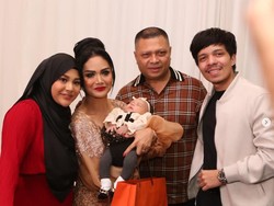 KD Beri Kado Spesial Ini di Ultah Pertama Pernikahan Atta dan Aurel
