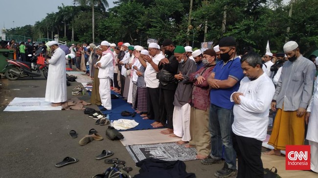 Puluhan peserta Aksi Bela Islam 2503 melaksanakan Salat Ashar berjamaah di sela-sela aksi di sekitar Patung Kuda Arjuna Wijaya, Jakarta Pusat, Jumat (25/3).