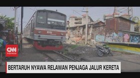 VIDEO: Bertaruh Nyawa Relawan Penjaga Jalur Kereta