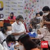 Wajib pajak dibantu petugas melaporkan SPT Tahunan di KPP Pratama Jakarta Cilandak, Jakarta, Jumat, 25 Maret 2022. CNN Indonesia/Adhi Wicaksono