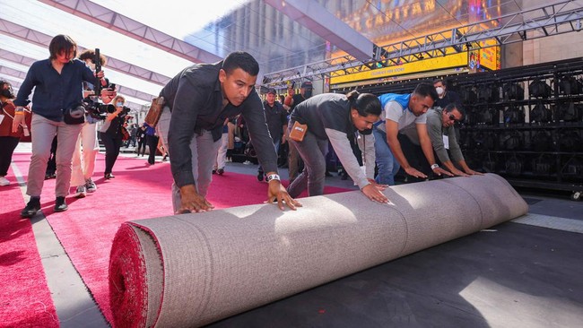 Wanita bertelanjang dada menyuarakan kasus perkosaan tentara Rusia di Ukraina dengan menerobos karpet merah Festival Film Cannes di Prancis.