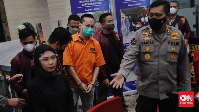 Polri membongkar paksa deposit box milik tersangka kasus dugaan penipuan investasi bodong Binomo, Indra Kesuma alias Indra Kenz di salah satu bank swasta.
