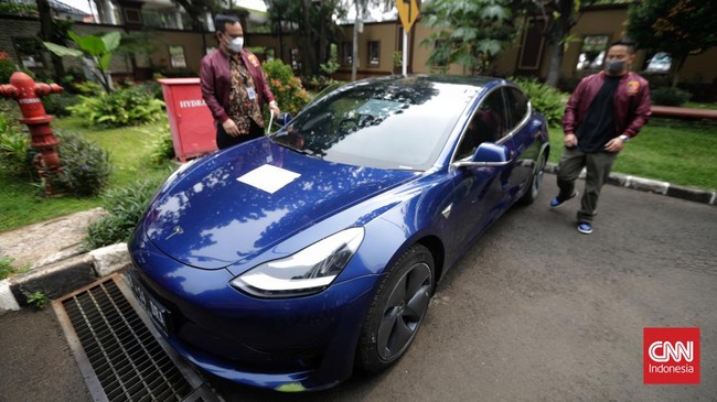 Pengadilan memutuskan aset Indra Kenz di antaranya Tesla Model 3 dan Ferrari California dikembalikan secara proporsional kepada korban.