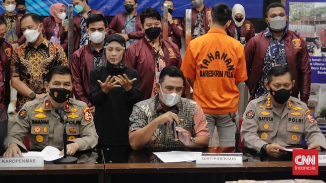 Bareskrim Polri resmi menahan guru yang merekrut dan mengajari Indra Kenz di dunia binary option, Fakar Suhartami Pratama alias Fakarich.