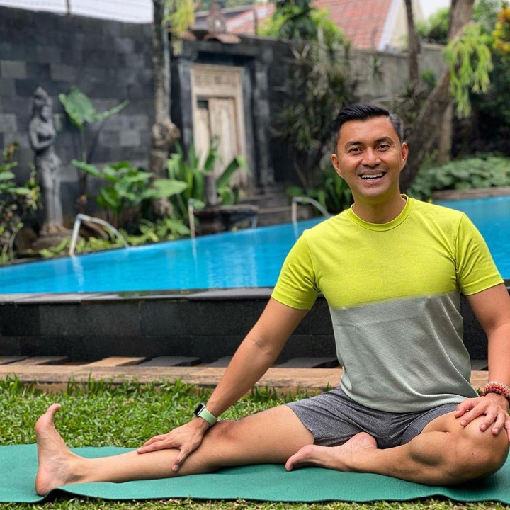 <p>Sama seperti rumah mewah pada umumnya, rumah Anjasmara juga memiliki kolam renang, Bunda. Kolam ini sangat luas dan menggunakan keramik warna biru. (Foto: Instagram: @anjasmara)</p>
