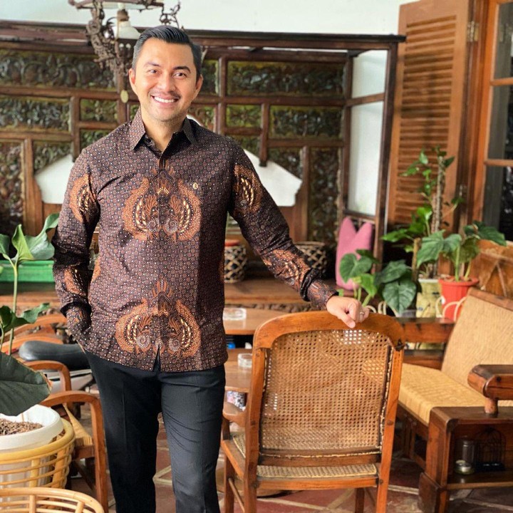 <p>Meskipun mewah, sebagian besar material di rumah Anjasmara mengenakan kayu. Hal ini bisa memberikan kesan tradisional pada rumah. (Foto: Instagram: @anjasmara)</p>