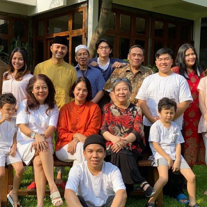 <p>Saking luasnya, rumah Anjasmara cukup untuk menampung seluruh keluarga besarnya, lho. Keren banget ya, Bunda. (Foto: Instagram: @anjasmara)</p>