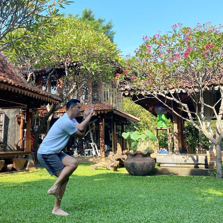 <p>Sebelumnya, sempat dikabarkan kalau rumah Anjasmara disebut mirip sarang burung. Kini, rumah pria 46 tahun itu terlihat mirip istana, Bunda. (Foto: Instagram: @anjasmara)</p>