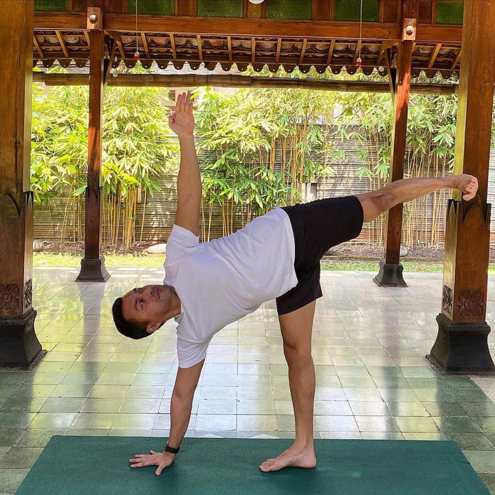 <p>Tak seperti rumah pada umumnya, rumah Anjasmara dilengkapi dengan pendopo, Bunda. Pendopo ini ia bangun khusus untuk belatih yoga, lho. (Foto: Instagram: @anjasmara</p>