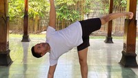 <p>Tak seperti rumah pada umumnya, rumah Anjasmara dilengkapi dengan pendopo, Bunda. Pendopo ini ia bangun khusus untuk belatih yoga, lho. (Foto: Instagram: @anjasmara</p>