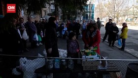 VIDEO: Warga Kharkiv Antri Makanan Sambil Suara Ledakan