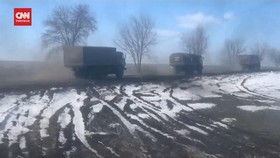 VIDEO: Momen Konvoi Truk Militer Rusia Melaju di Wilayah Kharkiv