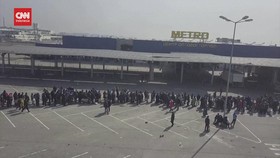 VIDEO: Rusia Distribusikan Bantuan Kemanusiaan Untuk Warga Mariupol